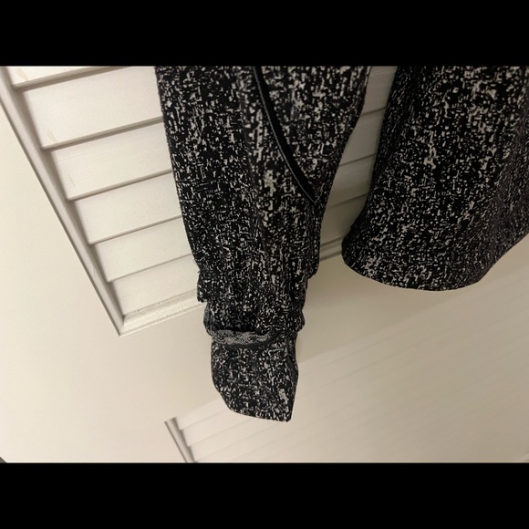 Lululemon Size 6 Winter Long Sleeve Running Top - Picture 5 of 10